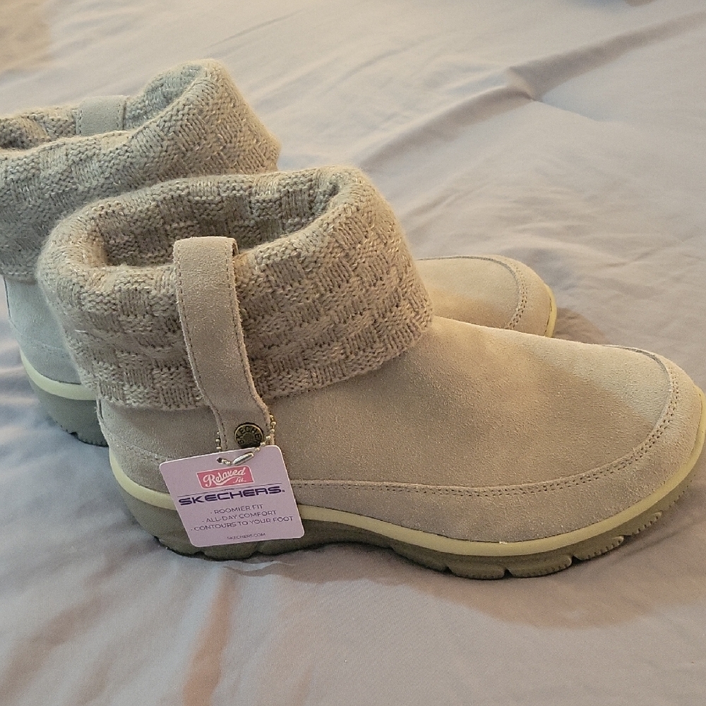 Skechers Light Gray Knit Cuff Boots